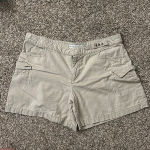Vintage beige cargo short shorts!